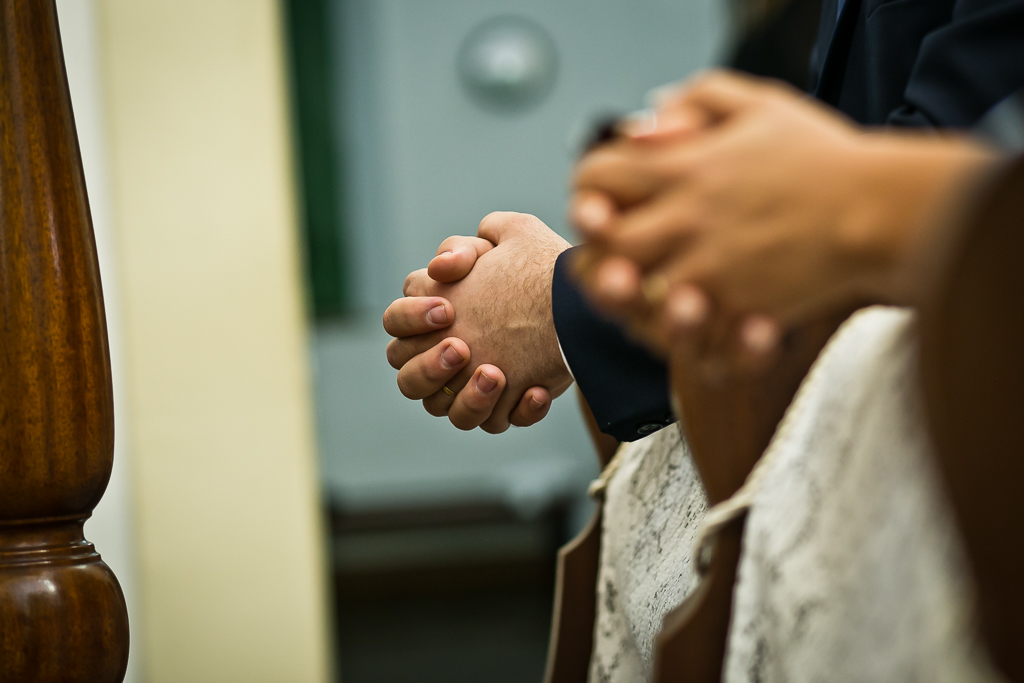 Mãos dos noivos após a troca de aliança em fotografia de Mariana Seelinger Fotógrafa de Casamentos em Niterói e RJ