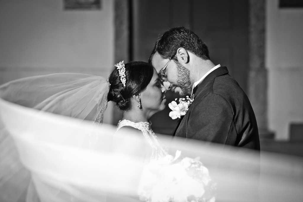 Ensaio de Noivos pós cerimonia em Igreja deItaipu Niteroi em foto de Mariana Seelinger Fotógrafa de Casamentos em Niterói e RJ