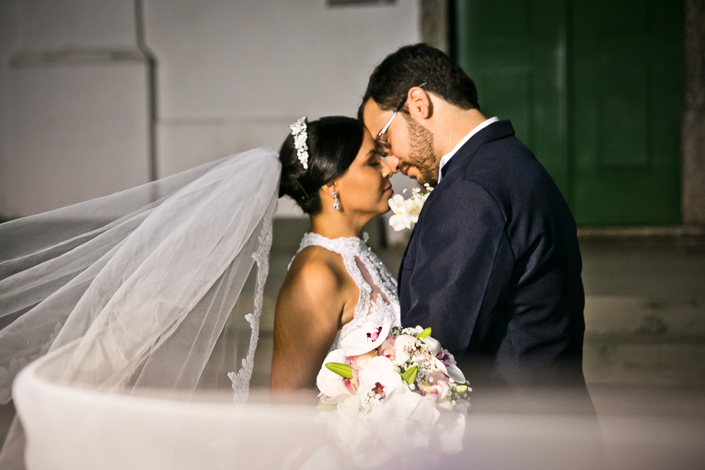Foto de casamento na Igreja de Itaipu Niteroi Mariana Seelinger Fotógrafa de Casamentos em Niterói e RJ