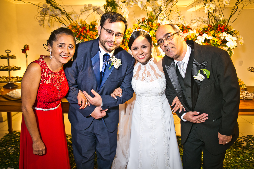 fotografia dos noivos e seus familiares em fotografia de Mariana Seelinger Fotógrafa de Casamentos em Niterói e RJ