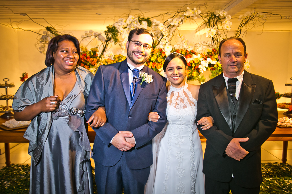 Noiva e noivo juntos a seus familiares em fotografia de Mariana Seelinger Fotógrafa de Casamentos em Niterói e RJ