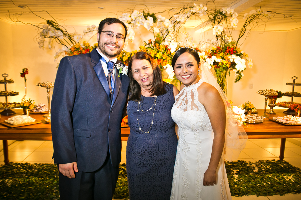 Noivos com seus familiares em fotografia de Mariana Seelinger Fotógrafa de Casamentos em Niterói e RJ