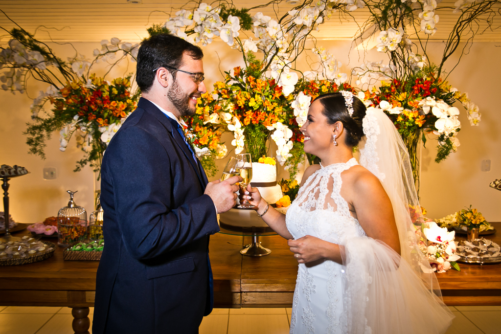 Brinde na mesa do bolo  em fotografia de Mariana Seelinger Fotógrafa de Casamentos em Niterói e RJ
