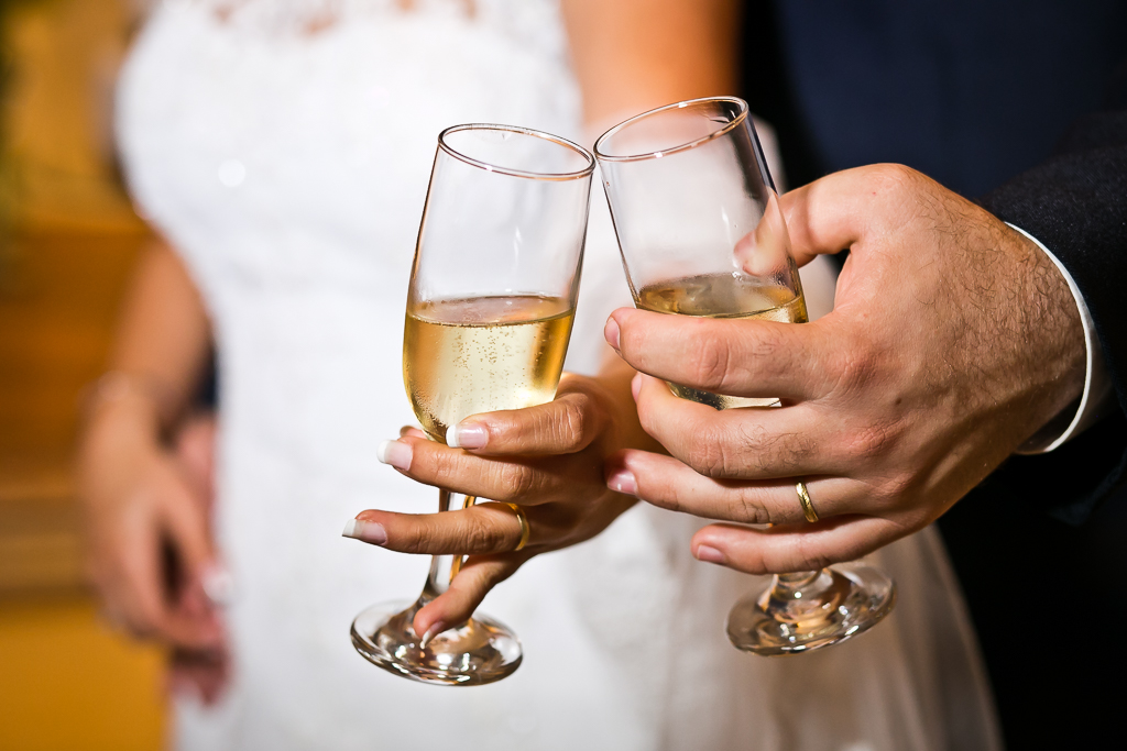 Fotografia das taças do brinde de casamento em registro de Mariana Seelinger Fotógrafa de Casamentos em Niterói e RJ