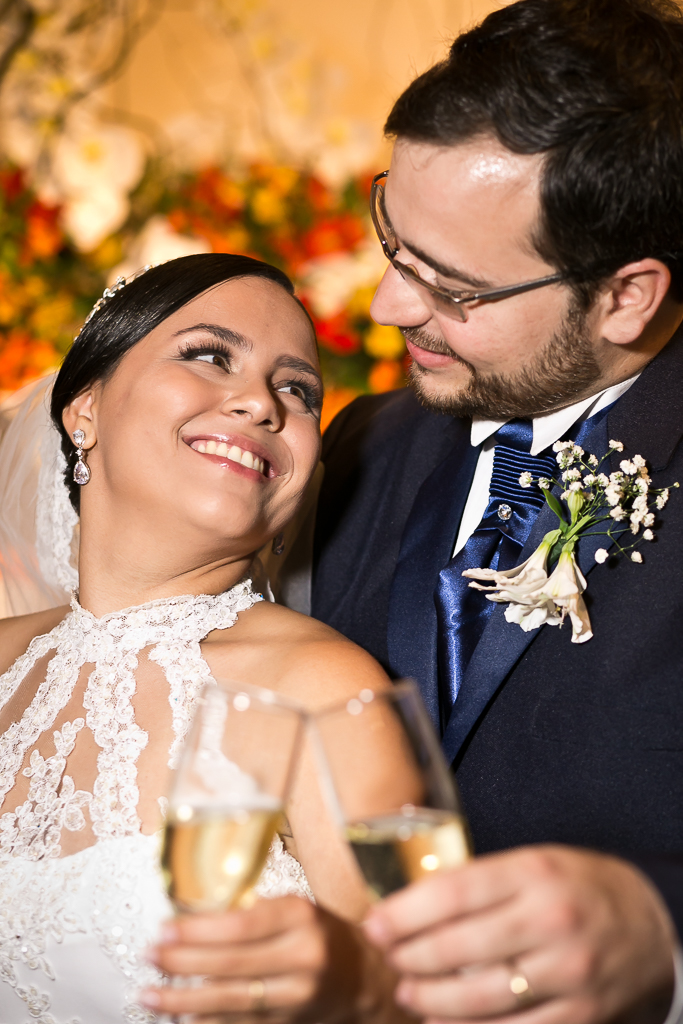 Foto do brinde do casal em fotografia de Mariana Seelinger Fotógrafa de Casamentos em Niterói e RJ