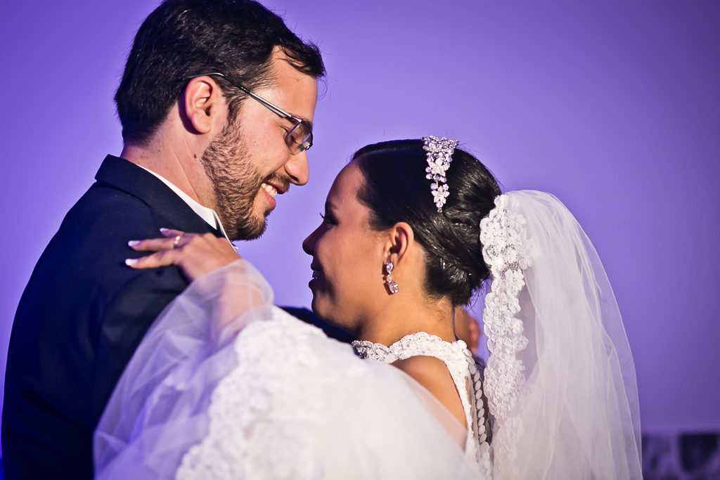 Noiva e noivo dançando em fotografia de Mariana Seelinger Fotógrafa de Casamentos em Niterói e RJ