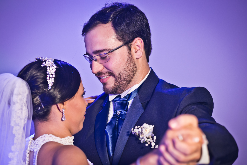 Fotografia dos noivos dançando valsa abrindo a pista de dança em fotografia de Mariana Seelinger Fotógrafa de Casamentos em Niterói e RJ