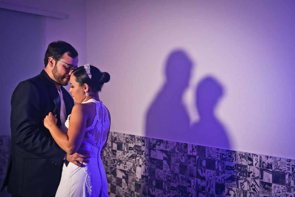 Casal na pista de dança com sombras em fotografia de Mariana Seelinger Fotógrafa de Casamentos em Niterói e RJ