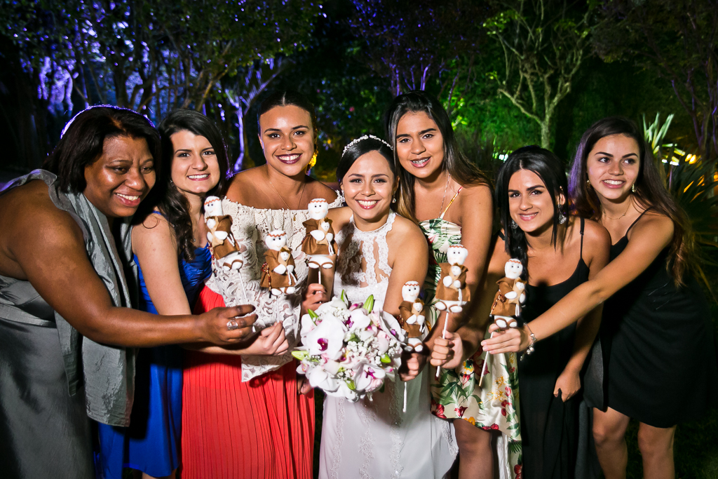 Noiva com as convidadas que pegaram o bouquet em fotografia de Mariana Seelinger Fotógrafa de Casamentos em Niterói e RJ