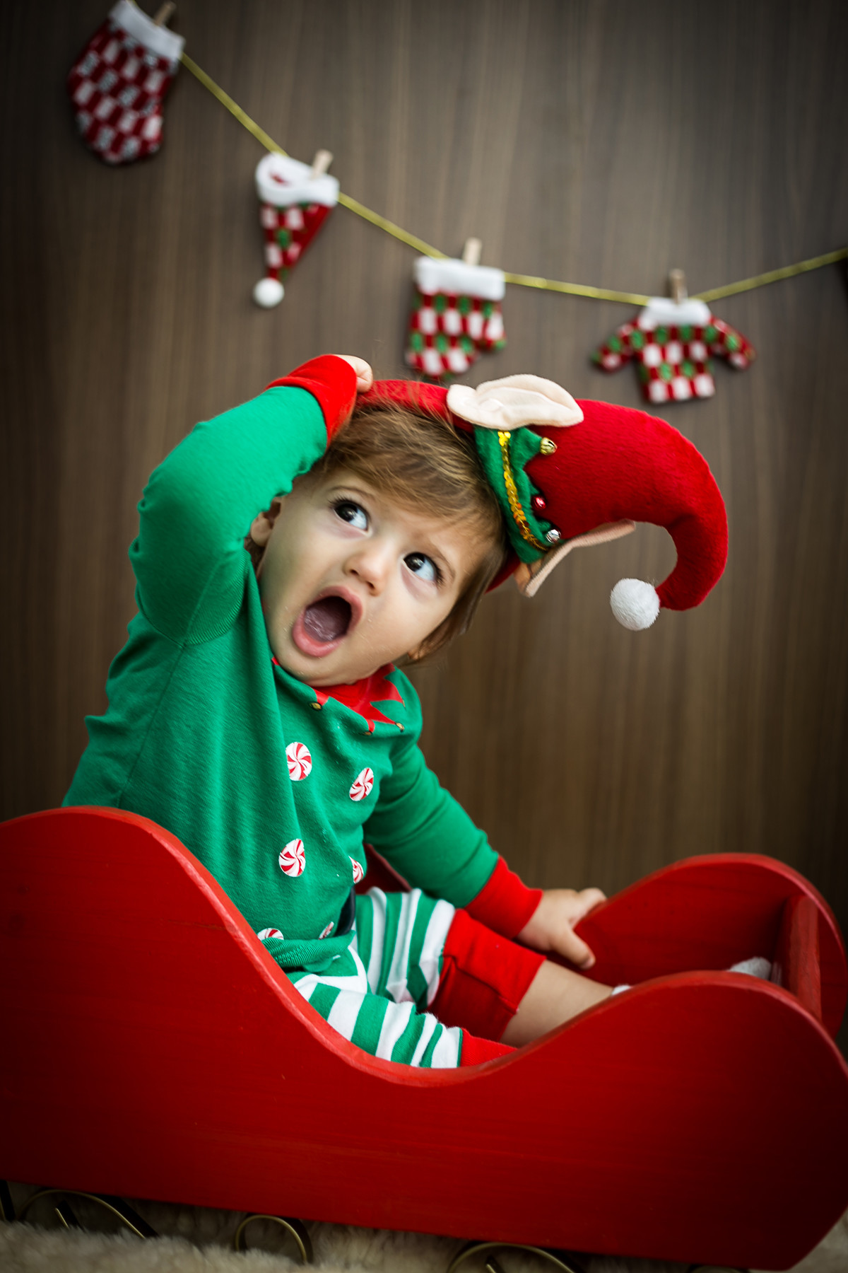 Foto de Bebê elpho elfo ajudante do papai noel emregistro de mariana seelinger fotógrafa de casamentos e famílias em niterói rj