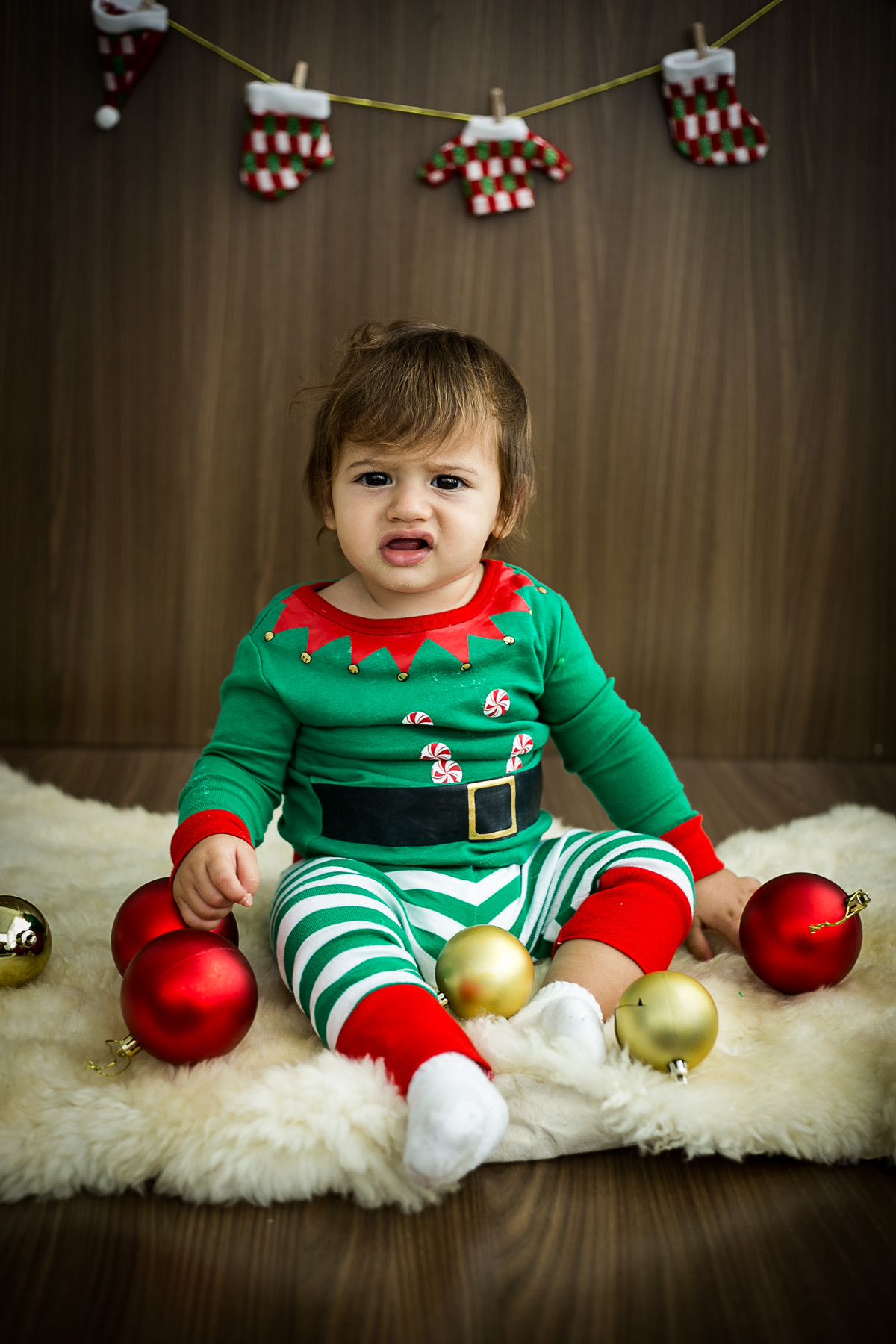 Foto de Bebê elpho elfo ajudante do papai noel emregistro de mariana seelinger fotógrafa de casamentos e famílias em niterói rj