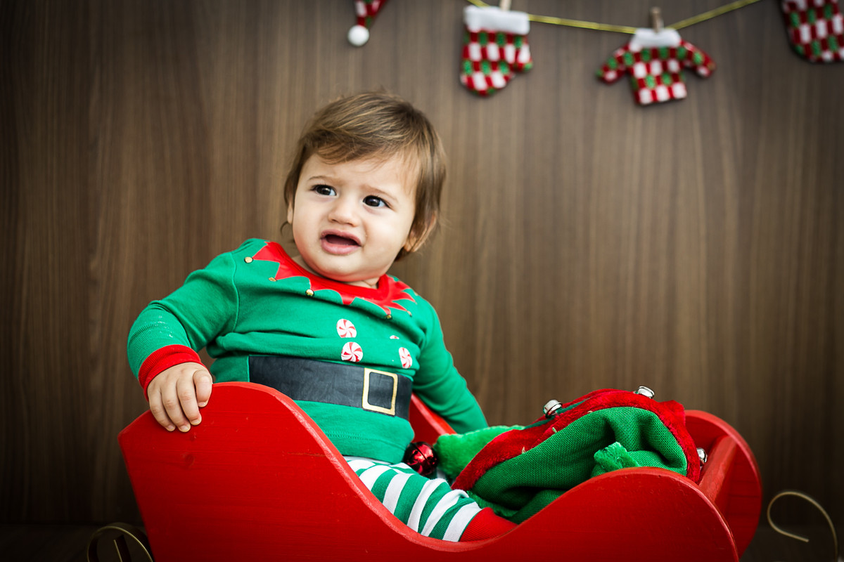 Foto de Bebê elpho elfo ajudante do papai noel emregistro de mariana seelinger fotógrafa de casamentos e famílias em niterói rj