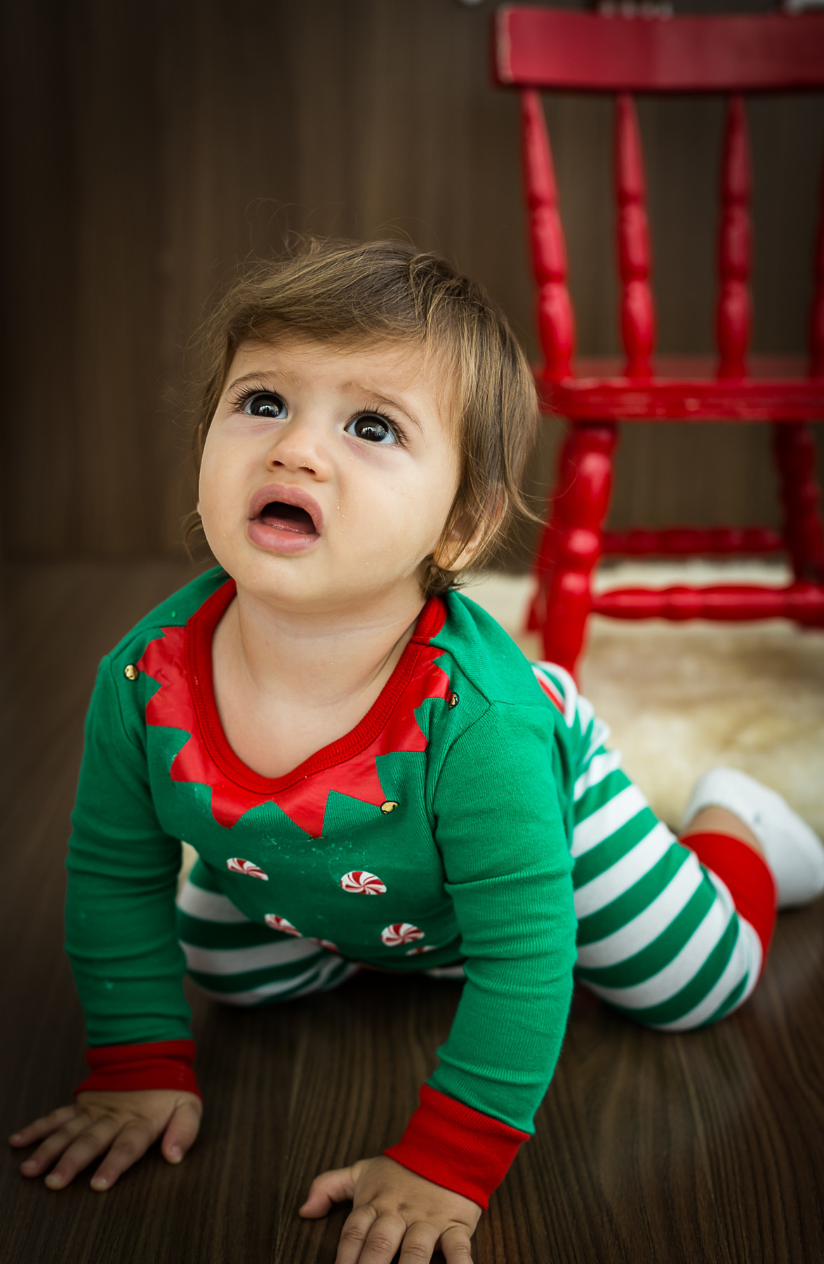 Foto de Bebê elpho elfo ajudante do papai noel emregistro de mariana seelinger fotógrafa de casamentos e famílias em niterói rj