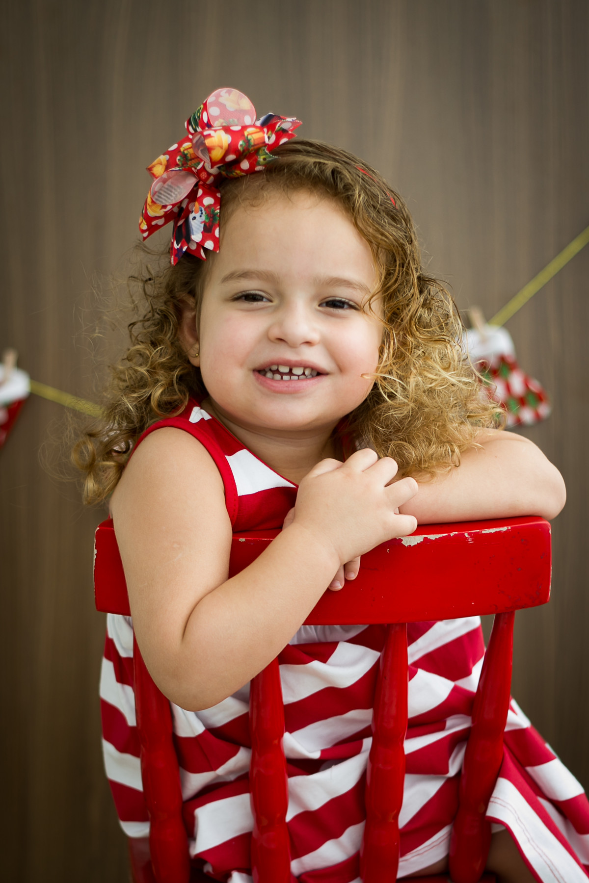 ensaio de natal infantil em niteroi com fundo demadeira e cadeirinha tiffany por mariana seelinger fotógrafa de casamentos e familias