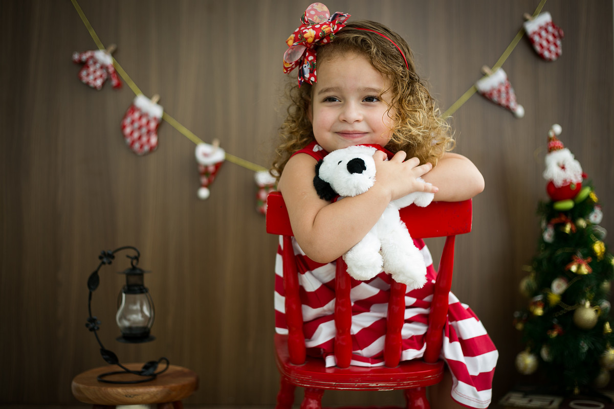 ensaio de natal infantil em niteroi com fundo demadeira e cadeirinha tiffany por mariana seelinger fotógrafa de casamentos e familias