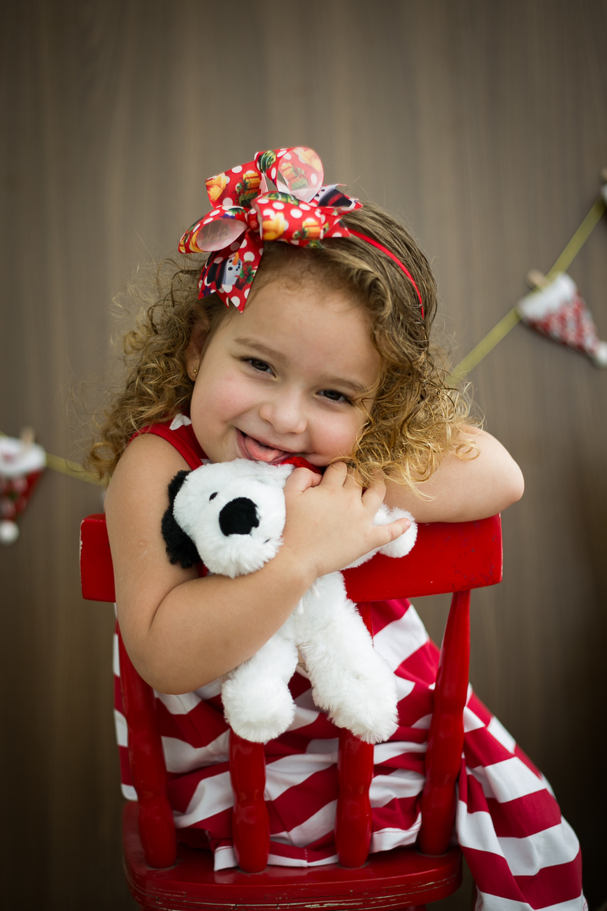ensaio de natal infantil em niteroi com fundo demadeira e cadeirinha tiffany por mariana seelinger fotógrafa de casamentos e familias
