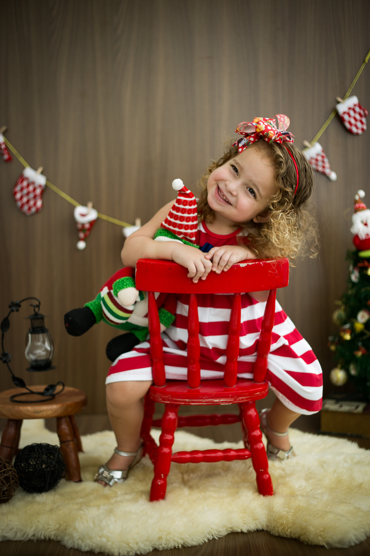 ensaio de natal infantil em niteroi com fundo demadeira e cadeirinha tiffany por mariana seelinger fotógrafa de casamentos e familias