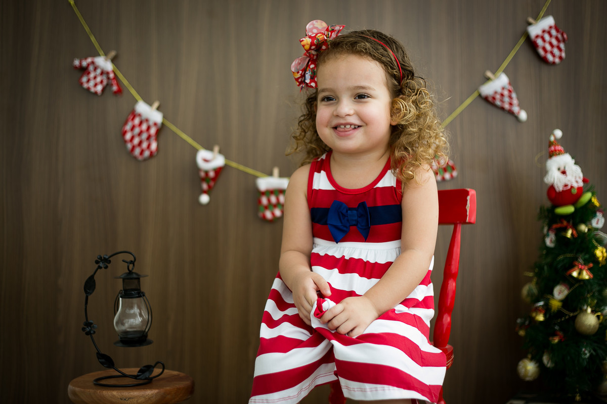 ensaio de natal infantil em niteroi com fundo demadeira e cadeirinha tiffany por mariana seelinger fotógrafa de casamentos e familias