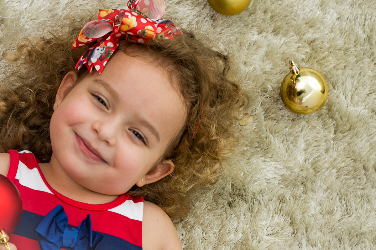 ensaio de natal infantil em niteroi com fundo demadeira e cadeirinha tiffany por mariana seelinger fotógrafa de casamentos e familias