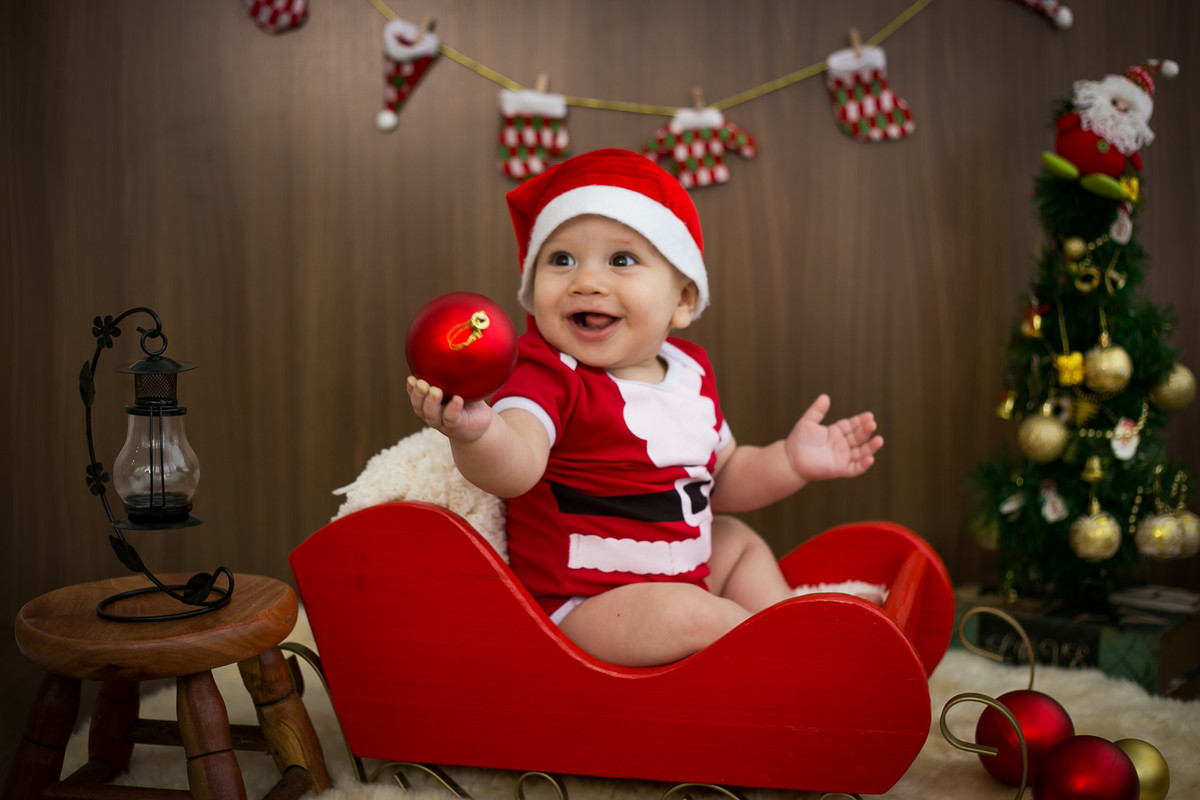 Fotos de natal de bebes ajudantes do papai noel estúdio fundo de madeira por mariana seelinger fotografia de casamentos e familias