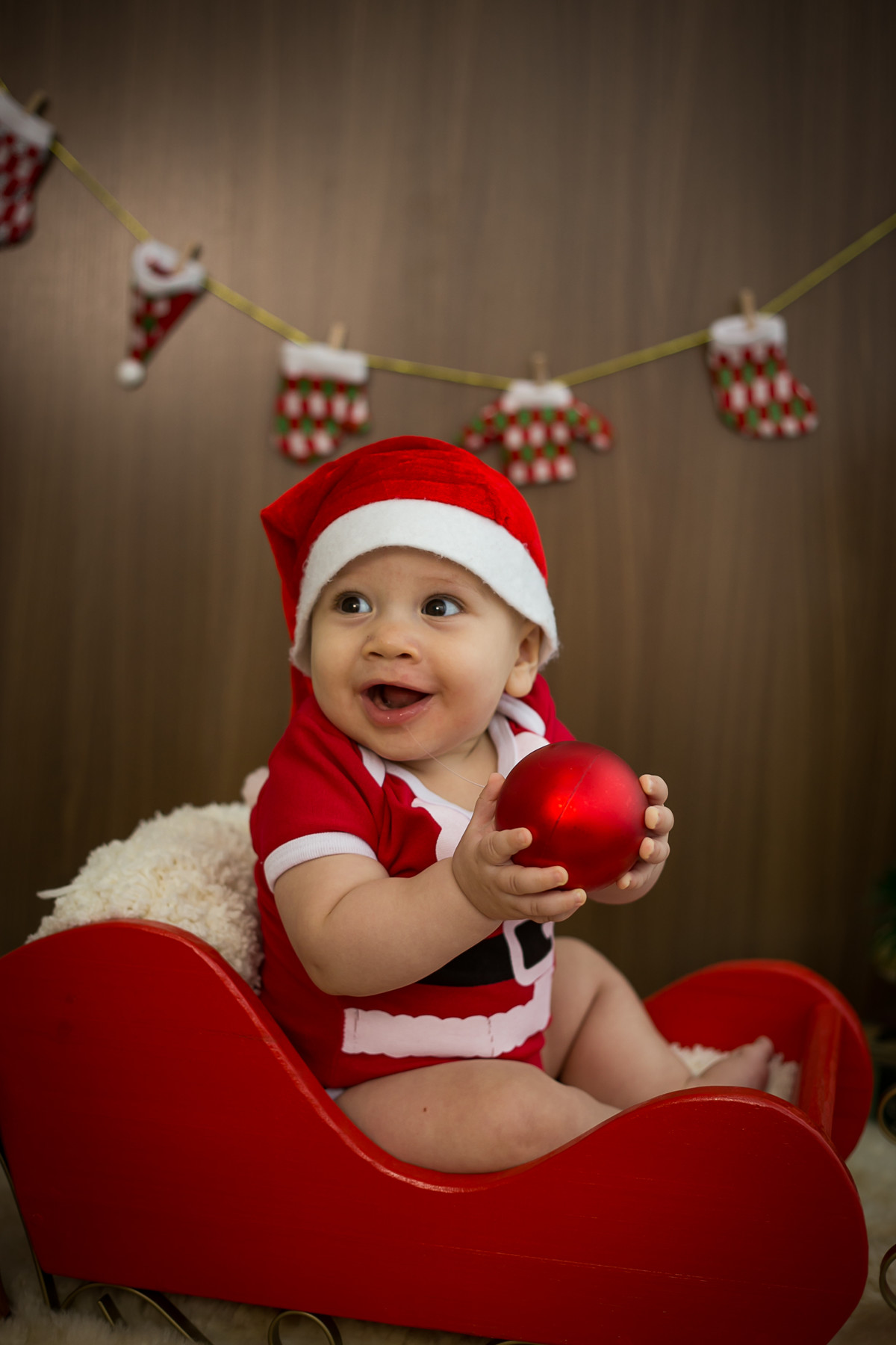 Fotos de natal de bebes ajudantes do papai noel estúdio fundo de madeira por mariana seelinger fotografia de casamentos e familias