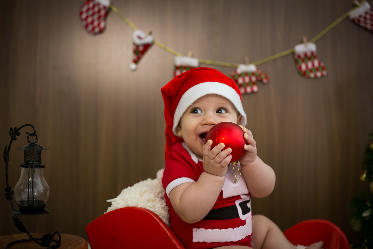 Fotos de natal de bebes ajudantes do papai noel estúdio fundo de madeira por mariana seelinger fotografia de casamentos e familias