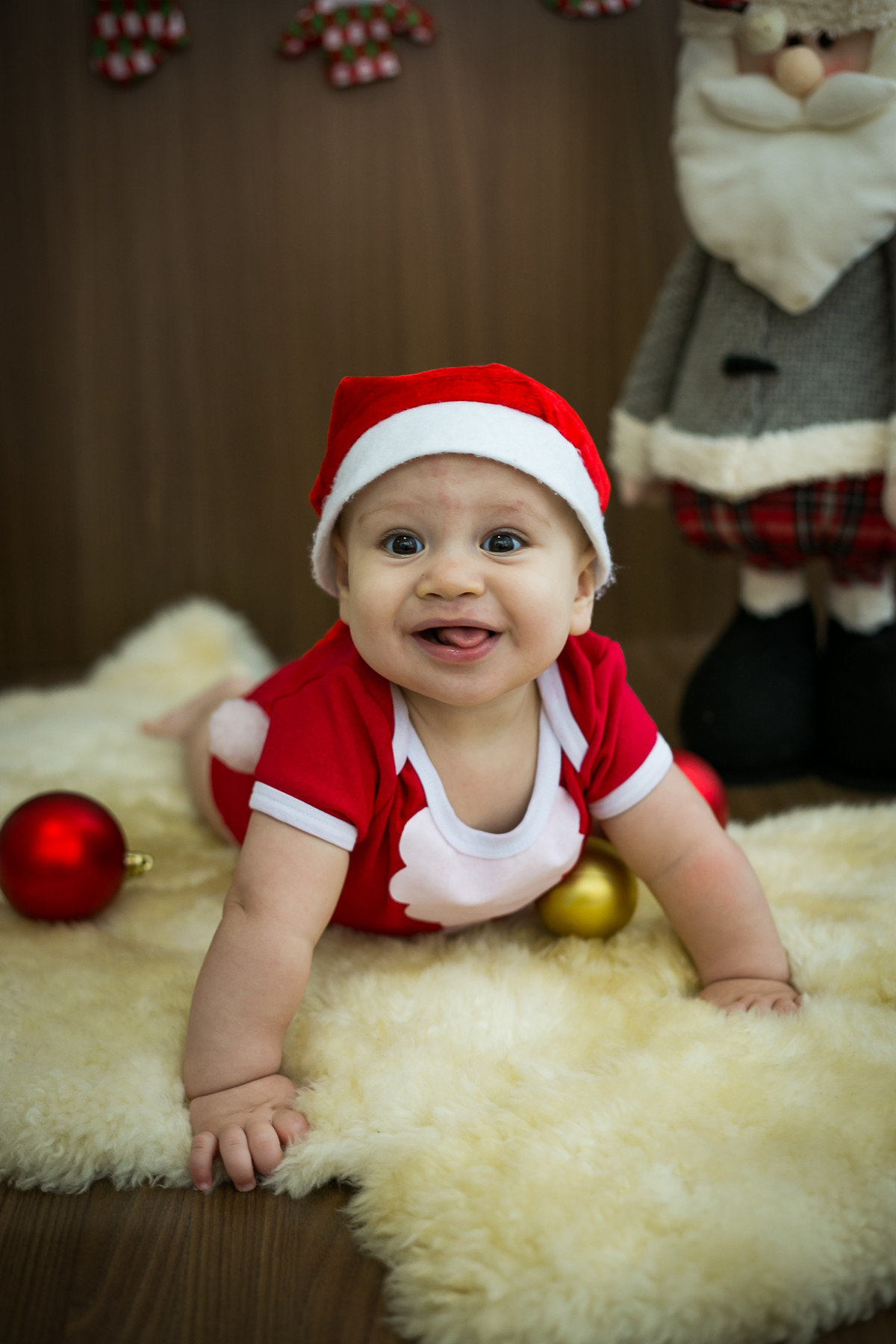 Fotos de natal de bebes ajudantes do papai noel estúdio fundo de madeira por mariana seelinger fotografia de casamentos e familias