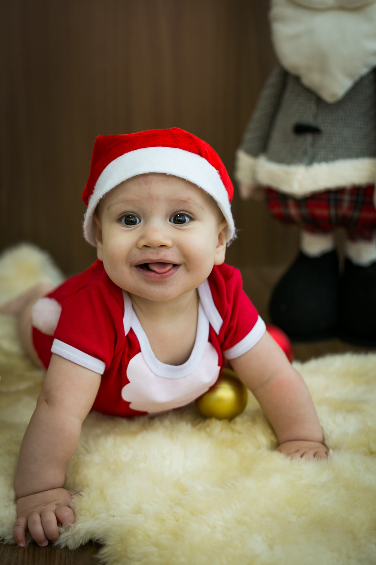 Fotos de natal de bebes ajudantes do papai noel estúdio fundo de madeira por mariana seelinger fotografia de casamentos e familias