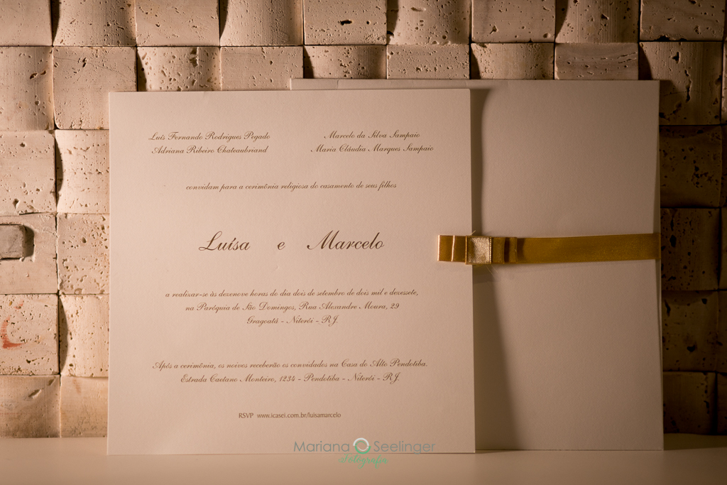 Convite de casamentos com fita dourada em fotografia de Mariana Seelinger fotógrafa de casamentos e famílias em Niterói RJ