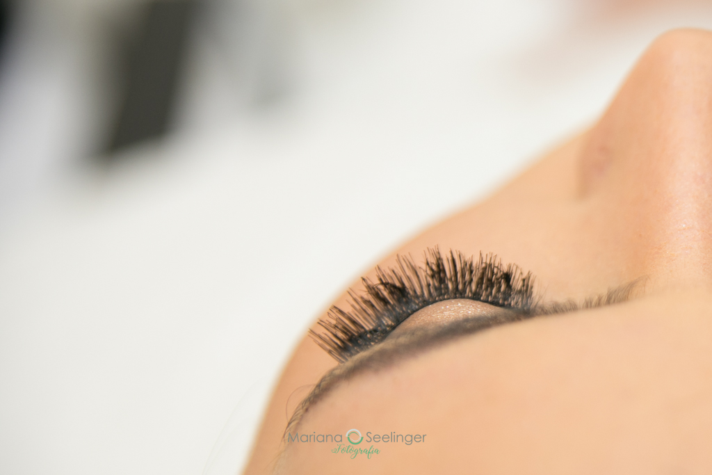 fotos dos cílios da noiva emmaquiagem de João Vargas em fotografia de Mariana Seelinger fotógrafa de casamentos e famílias em Niterói RJ