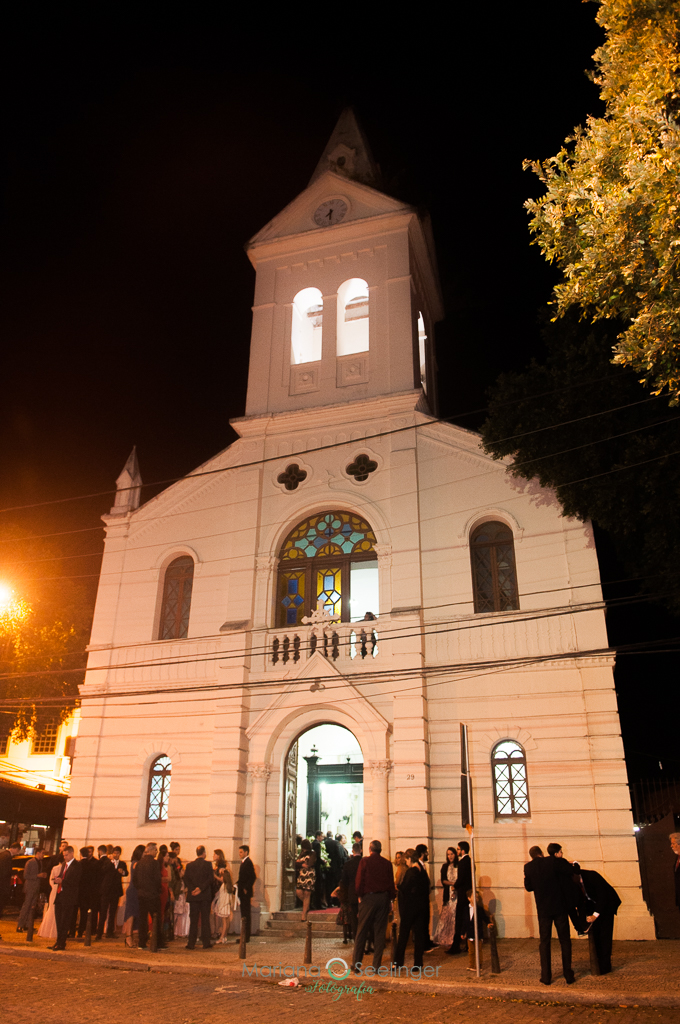 fachada da igreja em fotografia de Mariana Seelinger fotógrafa de casamentos e famílias em Niterói RJ