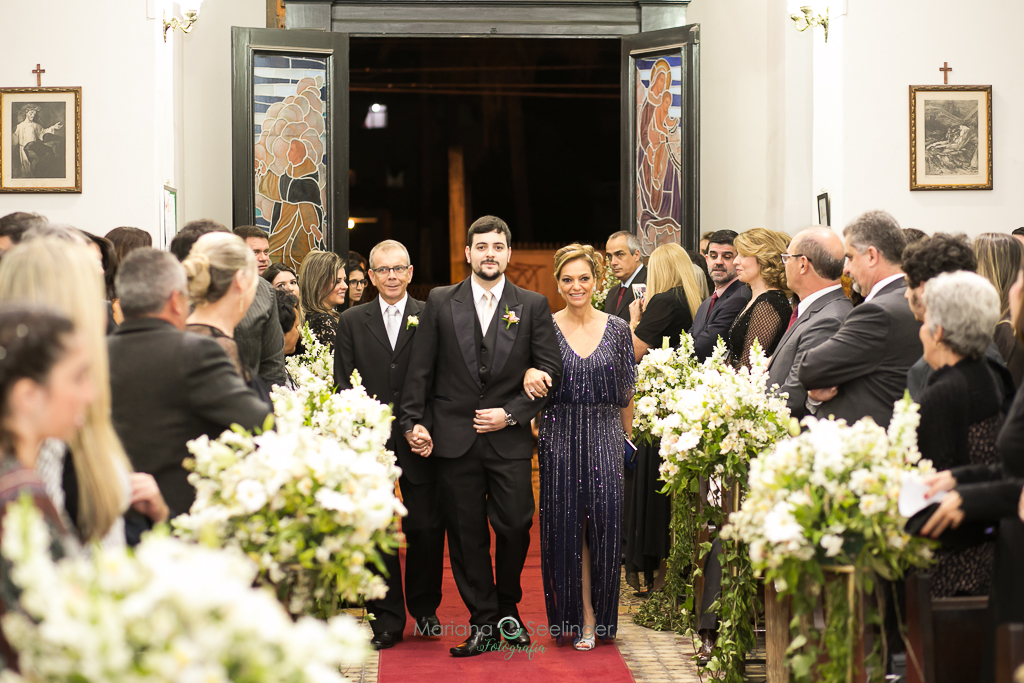 entrada dos noivos com os pais em fotografia de Mariana Seelinger fotógrafa de casamentos e famílias em Niterói RJ