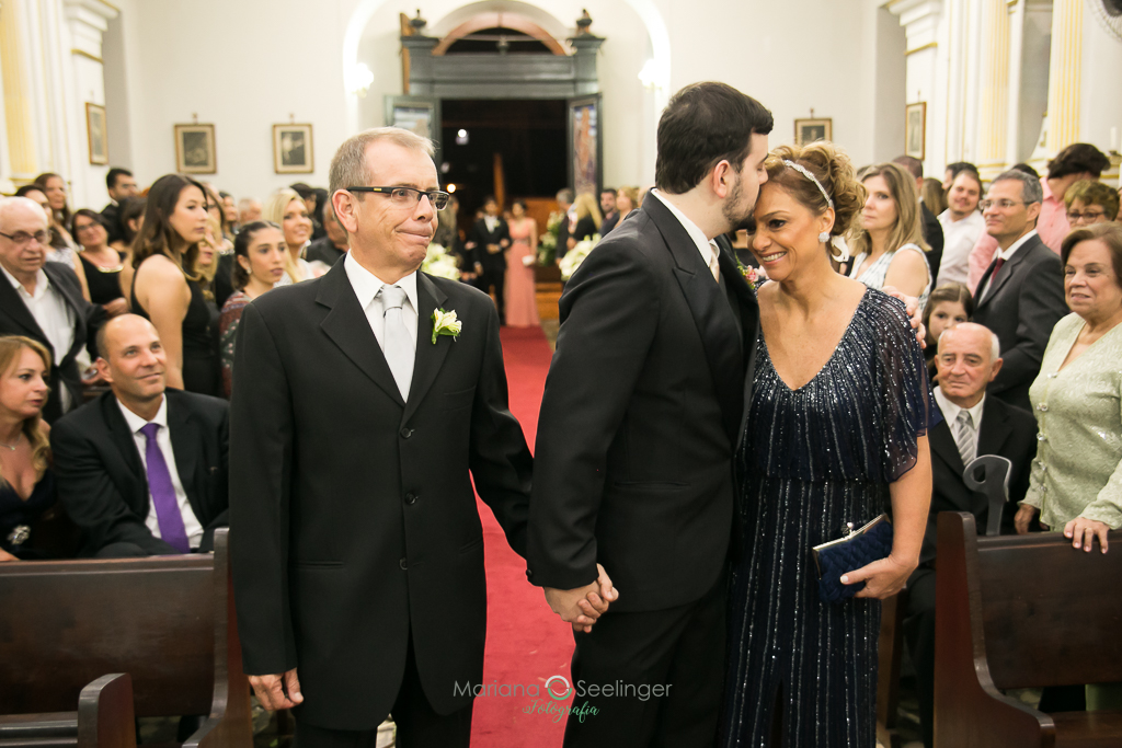 Noivo a caminho do altar junto aos seus pais em fotografia de Mariana Seelinger Fotógrafa de Casamentos em Niterói e RJ