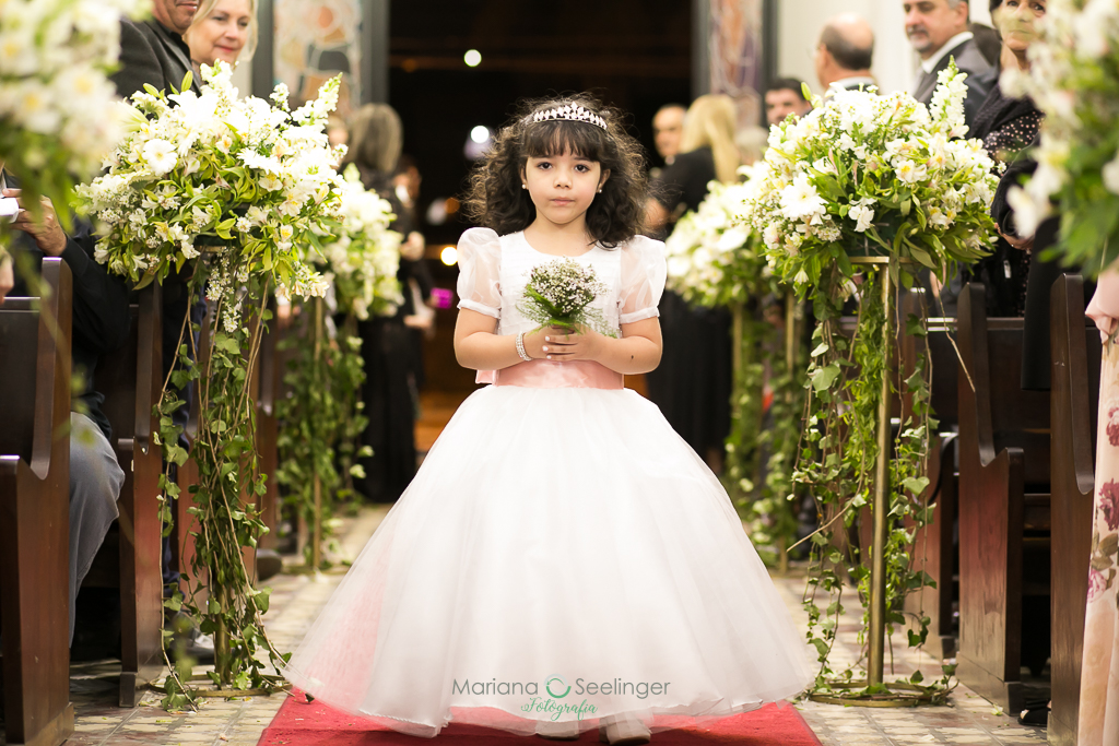 entrada da daminha morena cacheada em fotografia de Mariana Seelinger fotógrafa de casamentos e famílias em Niterói RJ