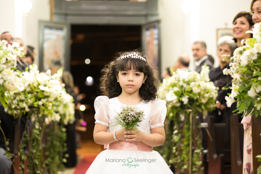 destaque da daminha cacheada em fotografia de Mariana Seelinger fotógrafa de casamentos e famílias em Niterói RJ