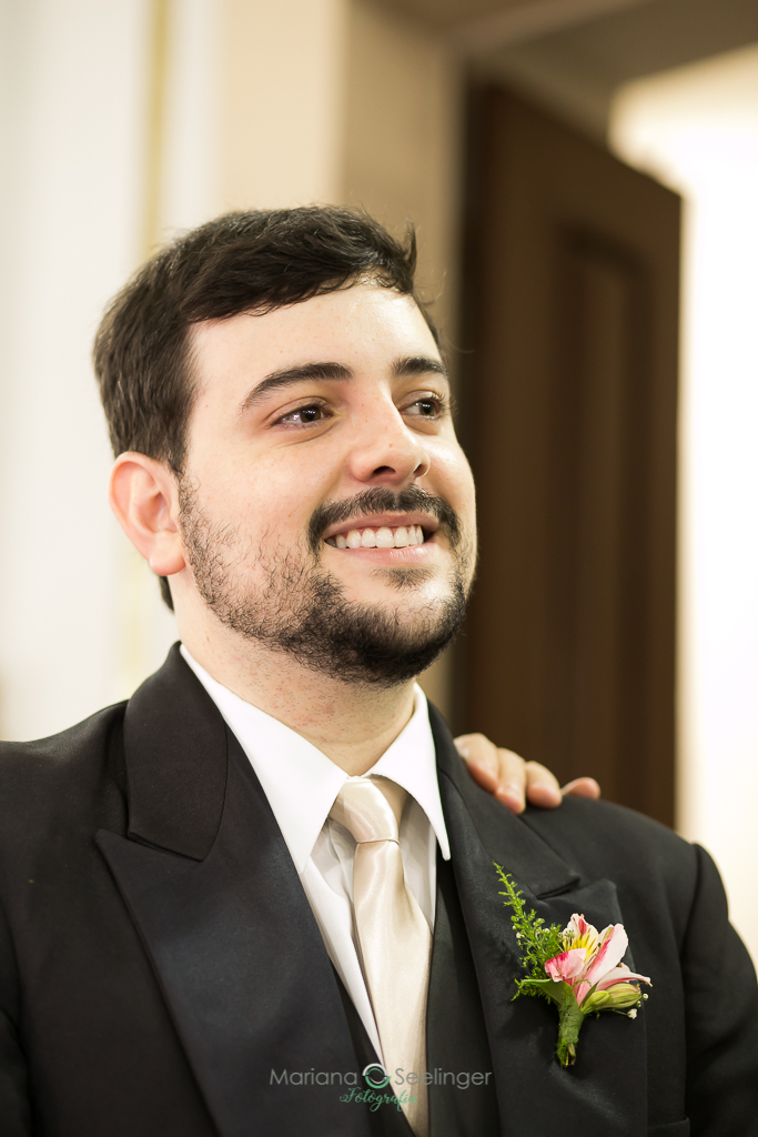 olhar do noivo a entrada da noiva em fotografia de Mariana Seelinger fotógrafa de casamentos e famílias em Niterói RJ