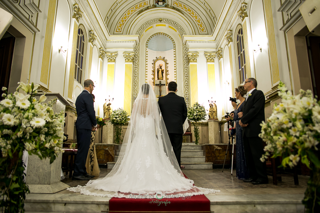 Casal de noivos de costas no altar da cerimonia de casamento em fotografia de Mariana Seelinger Fotógrafa de Casamentos em Niterói e RJ