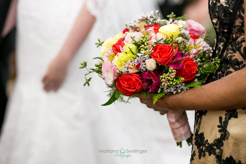 Bouquet da noiva feito de flores coloridas em fotografia de Mariana Seelinger Fotógrafa de Casamentos em Niterói e RJ