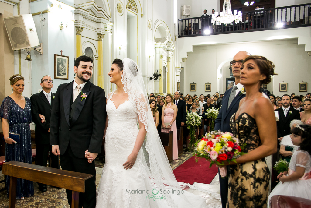 troca de olhares entre os noivos durante a cerimônia de casamento em fotografia de Mariana Seelinger fotógrafa de casamentos e famílias em Niterói RJ