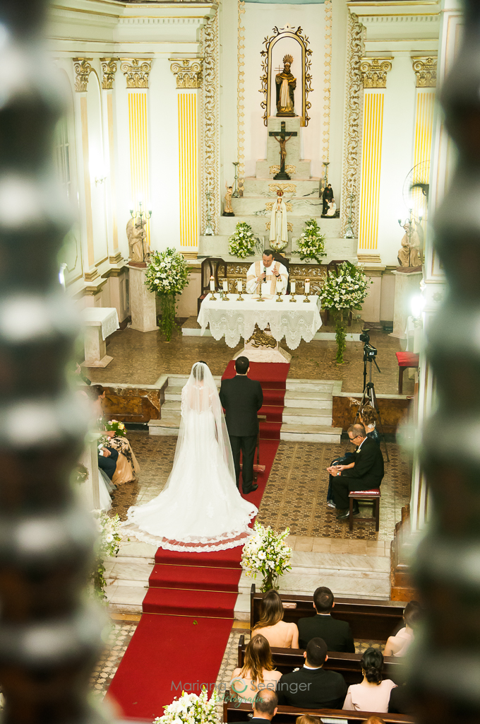 Foto que mostra noivo e noiva no altar de cima em fotografia de Mariana Seelinger Fotógrafa de Casamentos em Niterói e RJ
