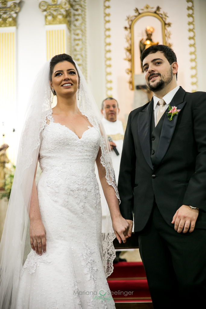 Noivos e noiva no altar esperando a entrada das alianças em fotografia de Mariana Seelinger Fotógrafa de Casamentos em Niterói e RJ