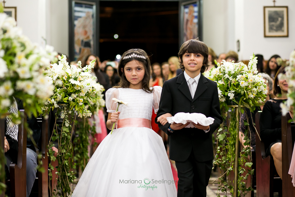 Pajens a caminho do altar levando as alianças em fotografia de Mariana Seelinger Fotógrafa de Casamentos em Niterói e RJ