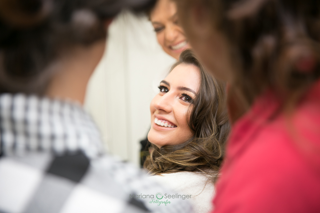 Troca de olhares durante o making of da noiva em fotografia de Mariana Seelinger fotógrafa de casamentos e famílias em Niterói RJ