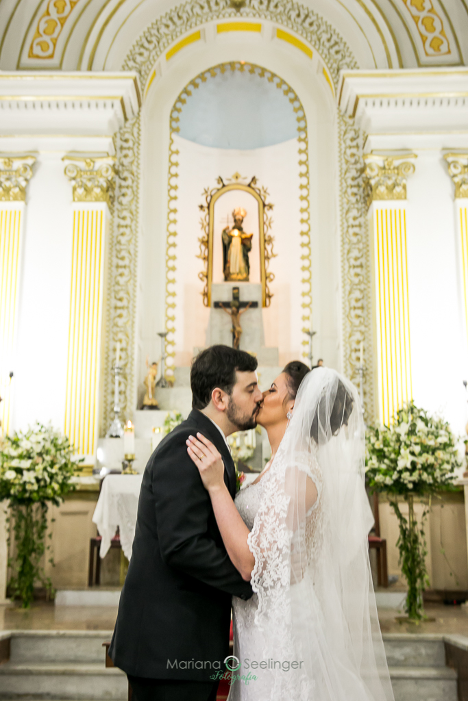 Noivos se beijando no altar em fotografia de Mariana Seelinger Fotógrafa de Casamentos em Niterói e RJ