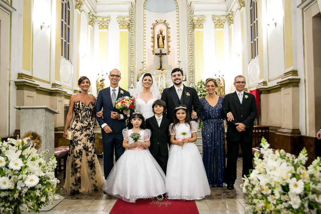 Noivos e familiares posando para foto no altar em fotografia de Mariana Seelinger Fotógrafa de Casamentos em Niterói e RJ