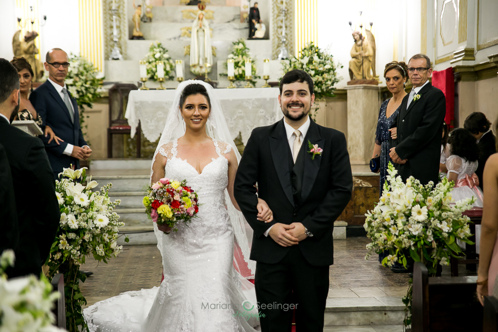 Casal de noivos após a cerimonia de casamento em fotografia de Mariana Seelinger Fotógrafa de Casamentos em Niterói e RJ