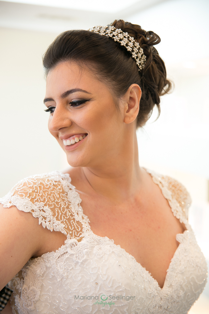 Noiva sorrindo durante o making of em fotografia de Mariana Seelinger fotógrafa de casamentos e famílias em Niterói RJ