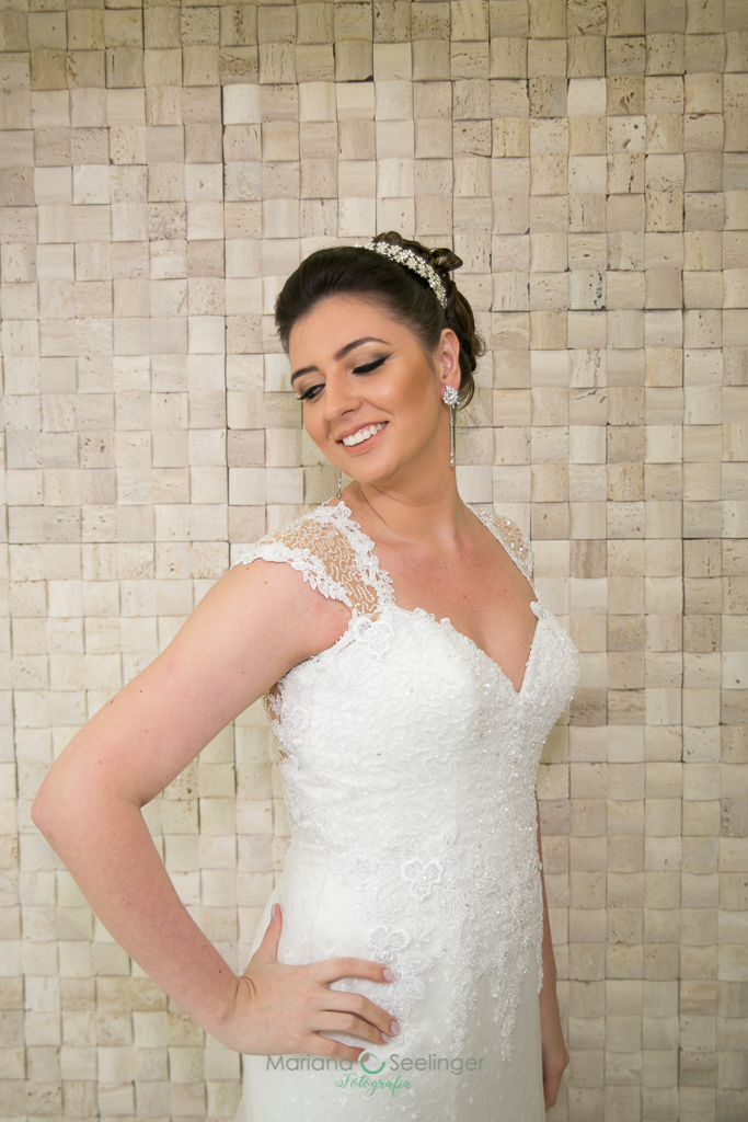 noivaemfotografia posada emvestido de renda com alças vazadas em fotografia de Mariana Seelinger fotógrafa de casamentos e famílias em Niterói RJ