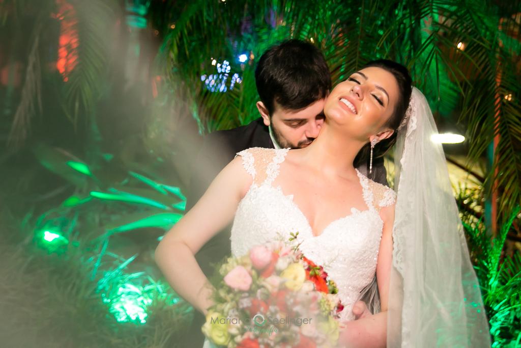 Noivos em making of antes da festa de casamento em fotografia de Mariana Seelinger Fotógrafa de Casamentos em Niterói e RJ