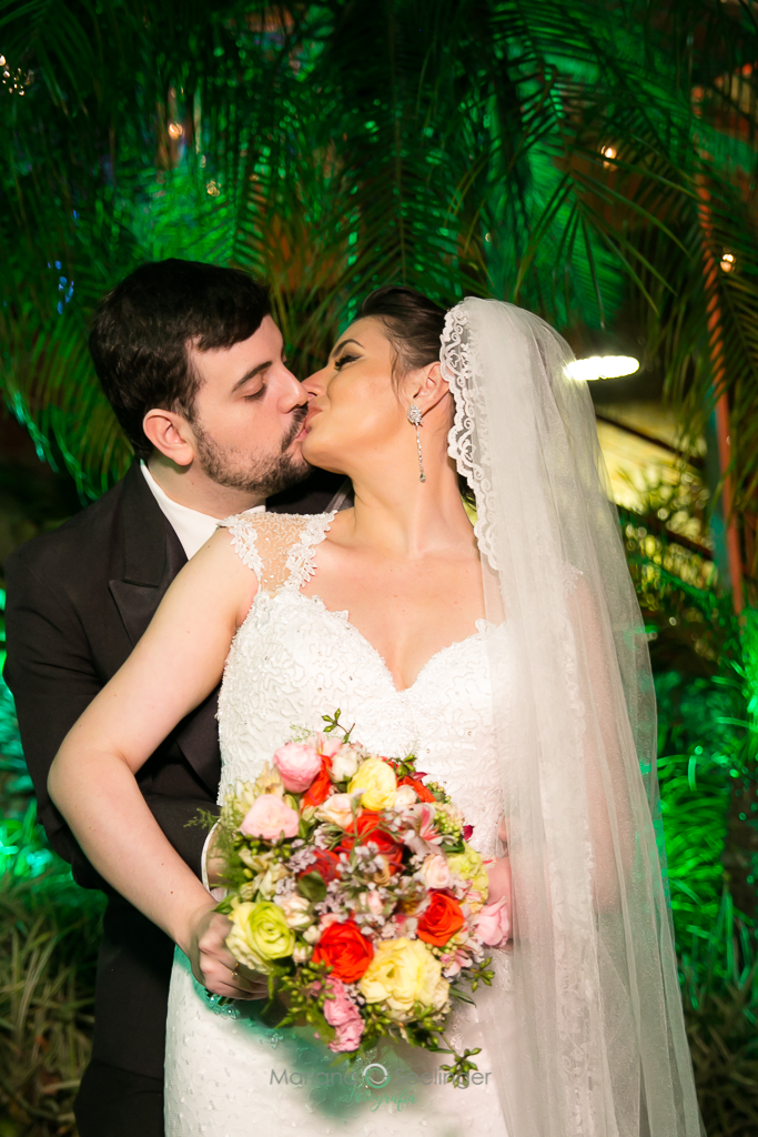 Noivos se beijando abraçados em fotografia de Mariana Seelinger Fotógrafa de Casamentos em Niterói e RJ